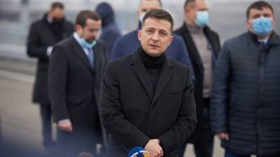 Владимир Зеленский - Юрист объяснил, как Зеленский обвалил рейтинги блокировкой телеканалов - riafan.ru - Киев - Незалежной