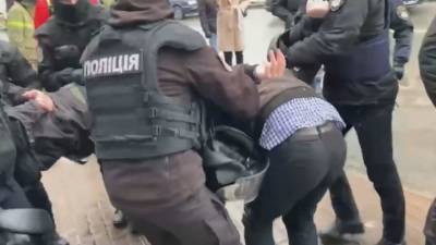 Максим Назаров - Украинские радикалы пошли на штурм оппозиционного телеканала "Наш" - vesti.ru - Киев