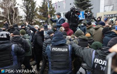 В Киеве вспыхнул протест с потасовками у телеканала «НАШ»: все подробности и кадры - narodna-pravda.ua - Киев