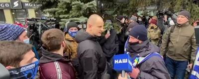 Владимир Зеленский - В Киеве националисты штурмовали здание телеканала «Наш» - runews24.ru - Киев
