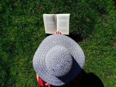 Ученые рассказали о пользе чтения на свежем воздухе - lenta.ua - Нью-Йорк