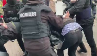 Киев трясет: на улицы вывели Нацгвардию и полицию - начались стычки с протестующими - ukrainianwall.com - Киев