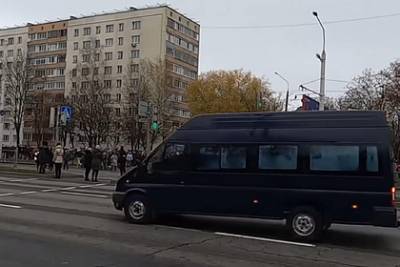 Сбитого милицейским автобусом белорусского протестующего осудят за хулиганство - lenta.ru - Минск