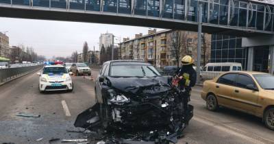 В Днепре столкнулись две иномарки и снесли забор: есть пострадавший - tsn.ua - Киев - Днепропетровская обл. - Днепр