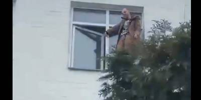 Арсен Аваков - Штурм канала НАШ и протесты сейчас - Задержанный мужчина грозит прыгнуть из окна здания полиции Киева, видео - ТЕЛЕГРАФ - telegraf.com.ua - Киев