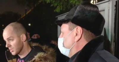 Митинг у телеканала НАШ: требования активиста, угрожавшего прыгнуть из окна, частично выполнили - focus.ua - Киев