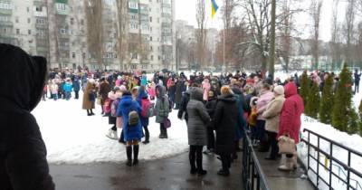 Более 450 человек эвакуировали из школы в Черкассах — помещение "заминировал" первоклассник (3 фото) - tsn.ua - Черкасская обл. - Черкассы