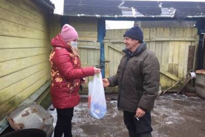 Добровольцы помогли многодетной семье из Пыталовского района с продуктами - mk-pskov.ru - Псковская обл. - Псков