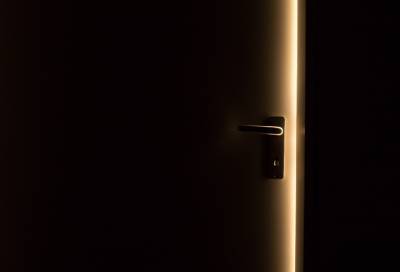 В Кингисеппе труп 74-летней пенсионерки нашли по неприятному запаху - online47.ru