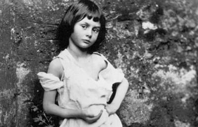 Льюис Кэрролл - Посмотрите на девочку, которая вдохновила автора для написания книги "Алиса в стране чудес" - ont.by