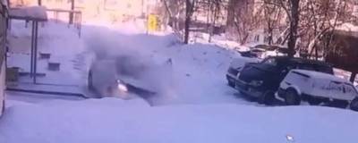 В Новосибирске глыбы льда упали на автомобиль с людьми у жилого дома - runews24.ru - Новосибирск