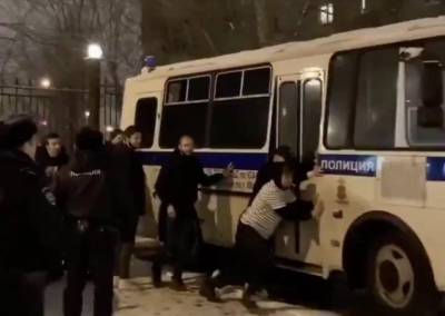 В Москве заглох автозак с арестованными за митинги. Они помогли полиции и подтолкнули его - znak.com - Москва - Московская обл. - Егорьевск