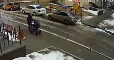 В Воронеже студент упал с высоты на коляску с ребенком. Оба погибли - znak.com - Воронеж - Воронежская обл.