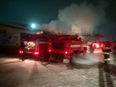 В Омске пожар охватил склад на площади 4 тыс "квадратов" - m24.ru - Омск
