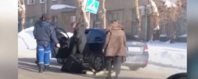 В Новосибирске конфликт между водителями перерос в драку - runews24.ru - Новосибирск - Новосибирская обл.