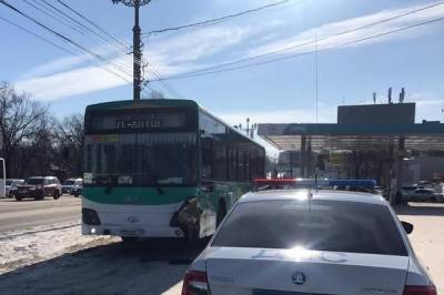 В Хабаровске в очереди за бензином автобус протаранил «Ауди» - hab.aif.ru - Хабаровский край - Хабаровск