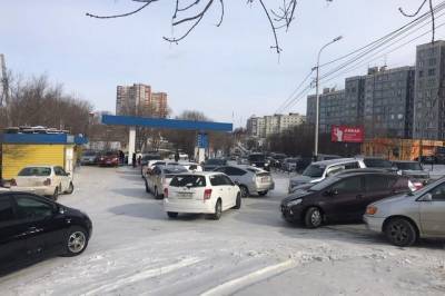 В Хабаровске сократились очереди на АЗС за бензином - aif.ru - Хабаровск