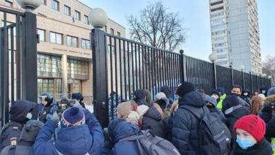 Алексей Навальный - Владимир Соловьев - Навального вновь доставили в суд. Сегодня будет рассматриваться дело об оскорблении ветерана - argumenti.ru - Москва - Англия