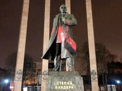 Андрей Садовый - Степан Бандер - Степан Бандера - Во Львове осквернили памятник Бандере - gordonua.com - Украина - Львов