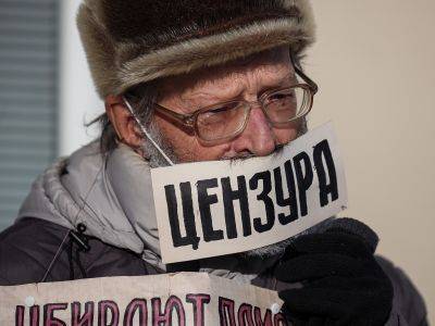 Алексей Навальный - Три месяца выходит на пикет челябинский 83-летний пенсионер с маской "Цензура" - kasparov.ru - Челябинская обл.