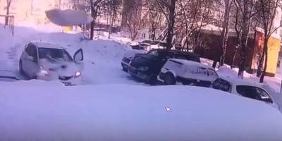 В Новосибирске с крыши многоэтажки упали ледяные глыбы на автомобиль с людьми - видео - ТЕЛЕГРАФ - telegraf.com.ua - Россия - Новосибирск