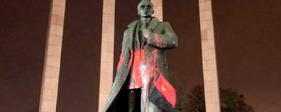 Степан Бандер - Сегодня ночью неизвестные во Львове облили краской памятник Степану Бандере - runews24.ru - Львов