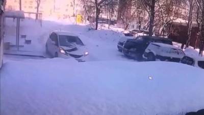 Две глыбы льда рухнули на только приобретенную машину в Новосибирске - vesti.ru - Новосибирск