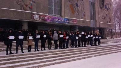 Владимир Путин - В Ульяновске студенты колледжа вышли на акцию в поддержку Путина - znak.com - Ульяновск