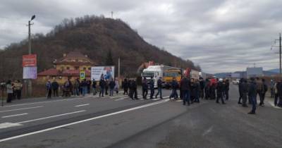 Протесты на Закарпатье: активисты перекрыли две трассы (фото, видео) (4 фото) - tsn.ua - Киев - Закарпатская обл. - Тарифы
