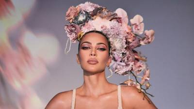 Ким Кардашян - В ожидании весны: женственная Ким Кардашян очаровала новой фотосессией в рекламе косметики - 24tv.ua