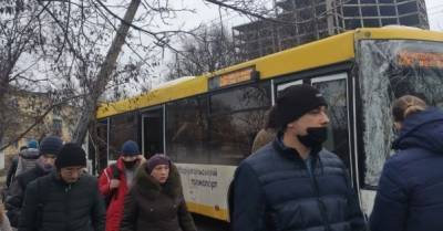 В Мариуполе городской автобус врезался в столб (ФОТО, ВИДЕО) - delo.ua - Мариуполь - Донецкая обл.