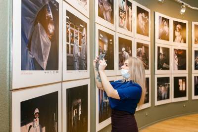 В ХМАО открылась фотовыставка, посвященная подвигу врачей - znak.com - Югра