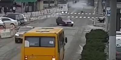 Максим Степанов - В Днепре на перекрестке проспекта Слобожанского и улицы Калиновой загорелся автобус с пассажирами, видео - ТЕЛЕГРАФ - telegraf.com.ua - Запорожье - Днепр