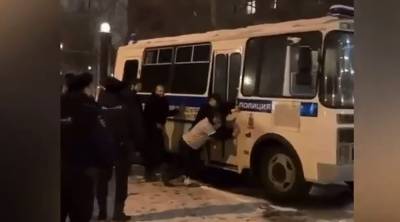 В России задержанных протестующих заставили толкать автозак, потому что он заглох: видео - 24tv.ua - Москва - Новости