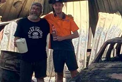 Двое мужчин спасли дом от лесного пожара с помощью чайника и бутылки из-под рома - lenta.ru - Австралия - Перт - штат Западная
