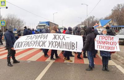 Тарифные протесты: жители сразу нескольких городов перекрыли трассы - фото, видео - 24tv.ua - Киев - Харьков - Полтава - Новости - Тарифы