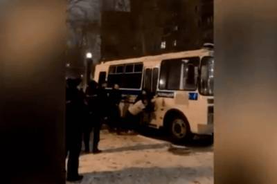 В России арестованные протестующие сами толкали полицейский автозак. Видео - zik.ua - Москва - Россия - Егорьевск