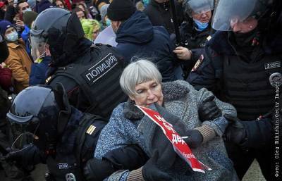 Алексей Навальный - Суды Москвы назначили протестующим 927 арестов и 1227 штрафов - interfax.ru - Москва - Петербург