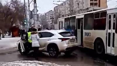 Хозяйка Lexus бредит, она убеждена, что ее машину троллейбус таранил специально - usedcars.ru