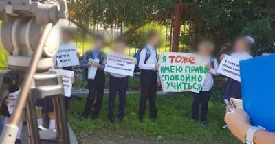 Россиянка заплатит штраф за пикет против третьеклассника - ren.tv - Южно-Сахалинск