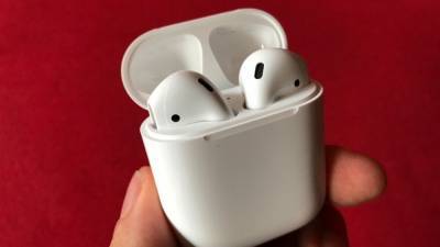 Американец едва не задохнулся из-за случайно проглоченного наушника AirPods - politros.com - США - шт. Массачусетс