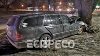 В Киеве на Большой Окружной легковушка задела микроавтобус и врезалась в дерево, водитель госпитализирован - ru.espreso.tv - Киев