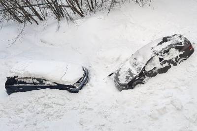Лавина снега рухнула на два припаркованных автомобиля в Новосибирске - novos.mk.ru - Новосибирск