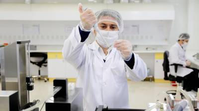 Евгений Тимаков - Врач-инфекционист назвал источник мутаций ковида - vesti.ru - Англия