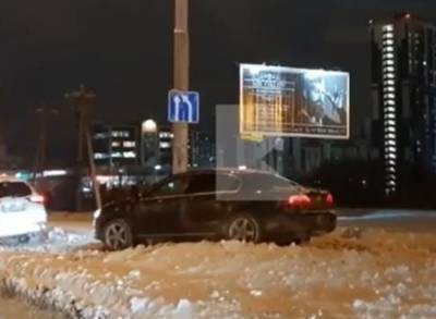 На Московском шоссе засняли водителей, объезжающих пробку по тротуару - ya62.ru - Рязань
