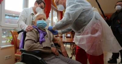Ряд стран Европы не рекомендуют прививать пожилых людей вакциной AstraZeneca: ее должна получить и Украина - dsnews.ua - Норвегия - Эстония - Швеция - Дания - Голландия - Греция