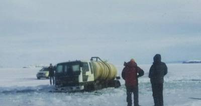 Машина с отходами провалилась в ледяную трещину на Байкале - ren.tv - Байкал