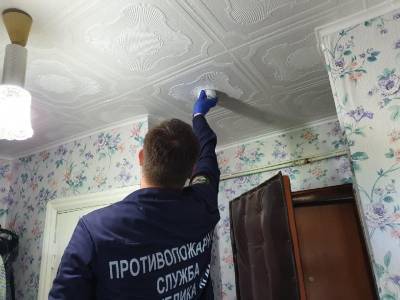 В Коми работники противопожарной службы устанавливают пожарные извещатели нуждающимся семьям - komiinform.ru - респ. Коми