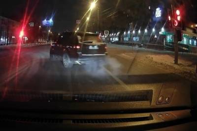 В Твери водитель внедорожника наплевал на ПДД и поехал на красный свет - tver.mk.ru - Тверь