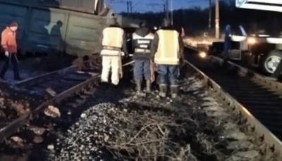 Поезд сошел с рельсов под Днепром, движение парализовано: подробности и первые кадры ЧП - politeka.net - Кривой Рог - Днепропетровская обл. - Гсчс